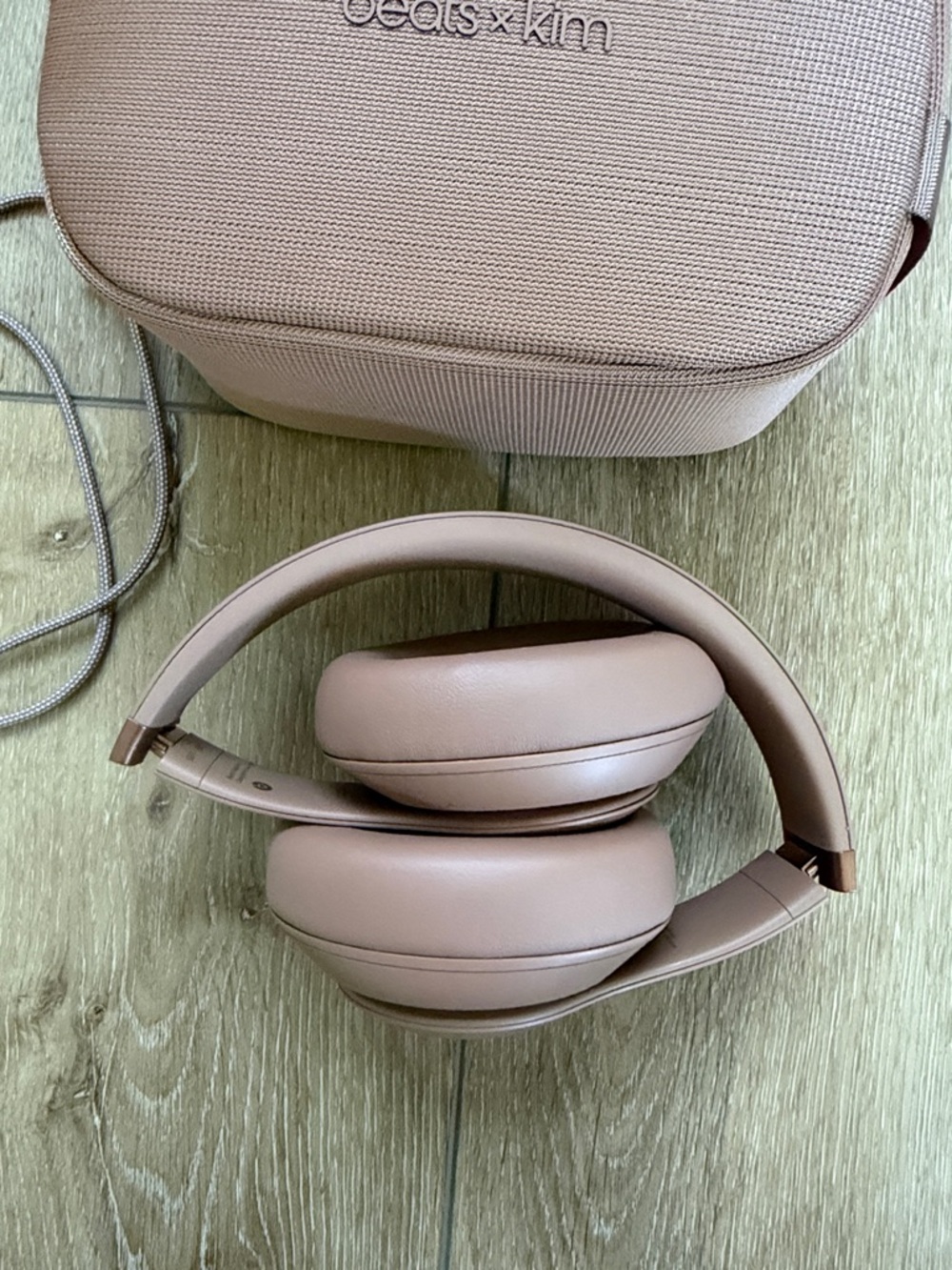 Beats x Kim studio pro headphones with case in Dune NEW - Picture 4 of 4